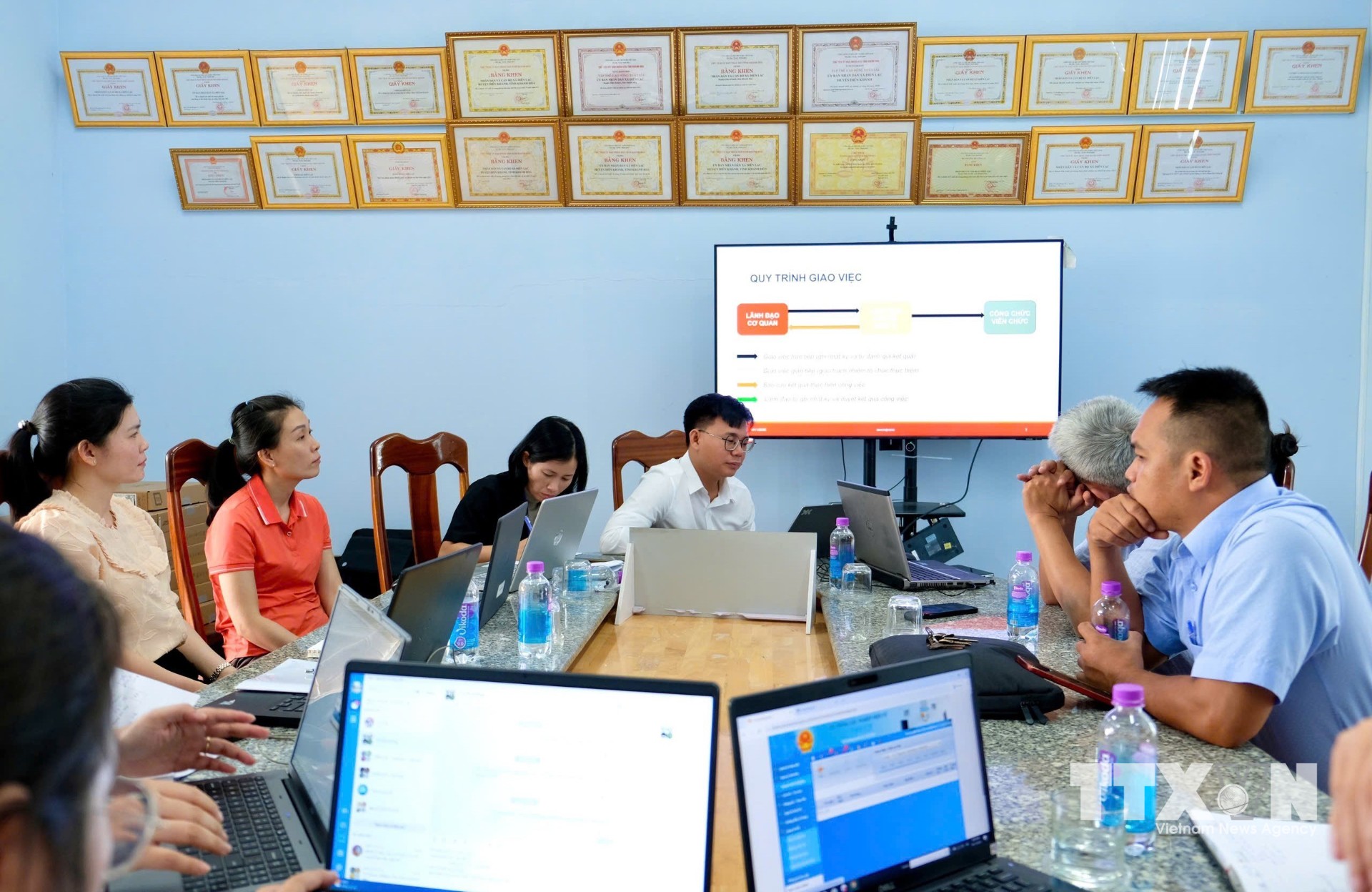 Tập huấn công tác chuyển đổi số nhằm nâng cao kỹ năng số và giải quyết thành thạo công tác số cho cán bộ, công viên chức xã Diên Lạc. (Ảnh: Phan Sáu/TTXVN)